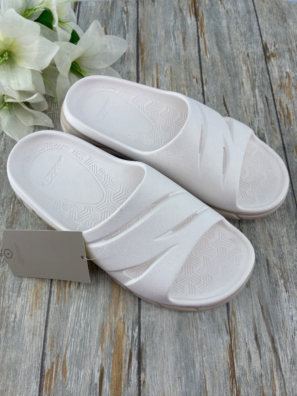 Women’s Two Toned Slide Sandals Shoes Size 9